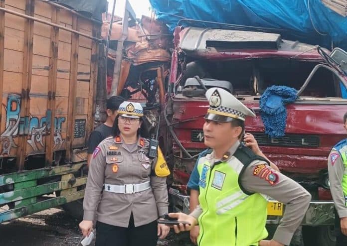 tabrakan_di_jalan_siantar_medan_km_65_supir_fuso_luka_berat