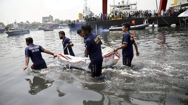 tabrakan_kapal_feri_vs_kargo_di_bangladesh_26_tewas