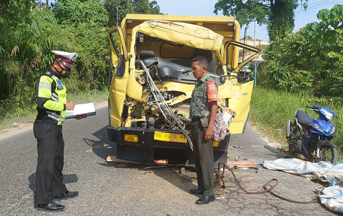 tabrakan_maut_2_unit_truk_di_paluta_seorang_sopir_tewas_mengenaskan