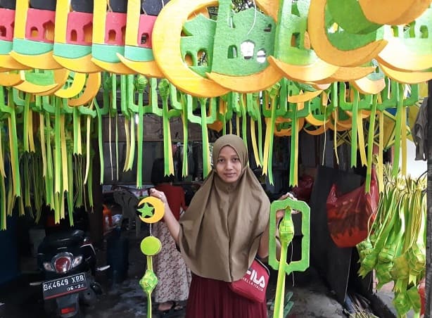 tahun_lalu_merugi_tahun_ini_pengrajin_pernak_pernik_ramadhan_mulai_bangkit_di_medan