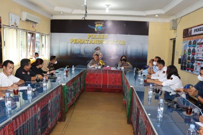 tahun_politik_kian_dekat_polres_bersama_kpu_dan_bawaslu_siantar_gelar_rapat_koordinasi