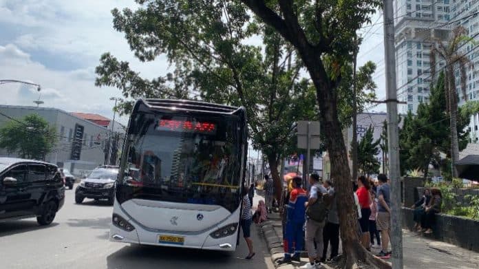 tak_ada_lonjakan_penumpang_selama_cuti_natal_bus_listrik_tetap_beroperasi_di_libur_tahun_baru_2025