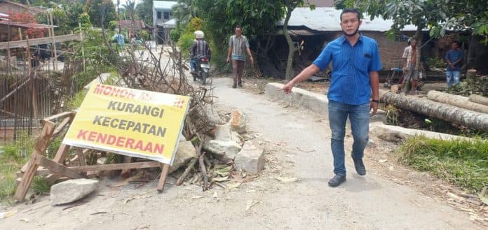 tak_ada_rambu_di_proyek_supir_kesal_mobil_harus_trek_panjang