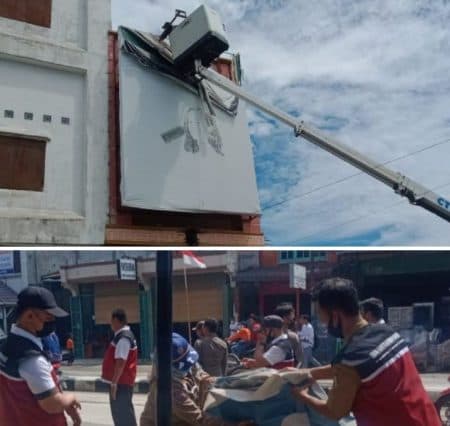 tak_bayar_pajak_petugas_turunkan_baliho_reklame_di_batu_bara