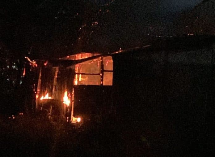 tak_berpenghuni_dan_tanpa_aliran_listrik_tiba_tiba_gubuk_terbakar_di_jalan_pitola_siantar