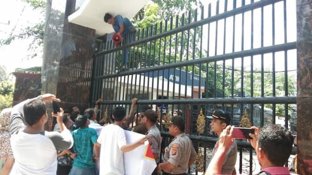 tak_ditanggapi_pendemo_nekat_panjat_pagar_kantor_kejatisu