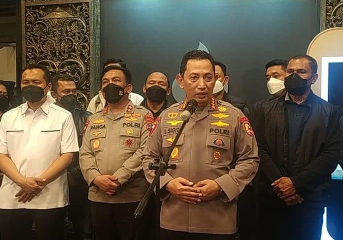 tak_hanya_apin_bk_polri_juga_tangkap_3_buronan_judi_online_di_kamboja