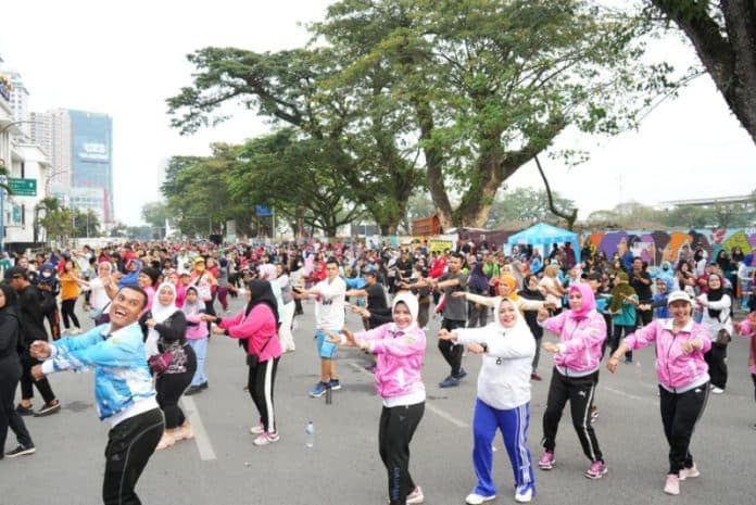 tak_hanya_olahraga_cfd_jadi_ajang_silaturahmi_berbagai_komunitas