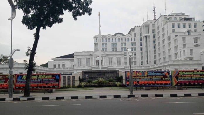 tak_hanya_saat_menjabat_nama_edy_dan_ijeck_tidak_bergandengan_di_karangan_bunga