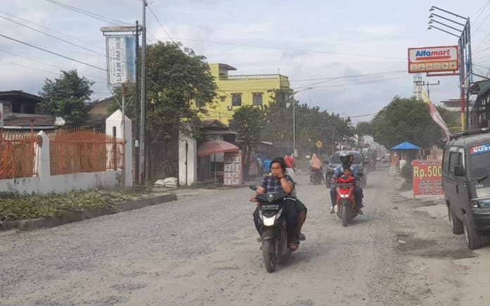 tak_juga_diaspal_debu_bertebaran_di_jalan_ade_irma_suryani_bikin_kesal_warga