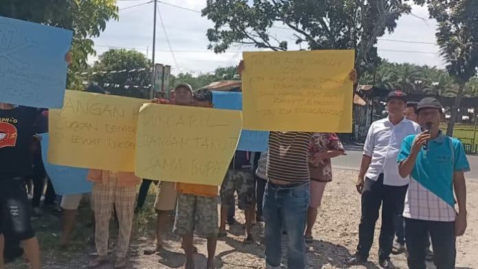 tak_keluarkan_ktp_balon_bupati_massa_tuntut_kadisdukcapil_labura_dicopot