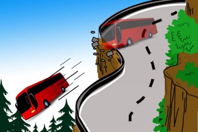 tak_kuat_nanjak_bus_mudik_masuk_parit_di_tapteng