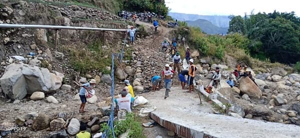 tak_kunjung_diperbaiki_warga_desa_paropo_gotong_royong_bangun_jembatan