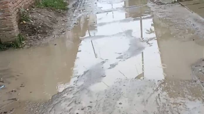 tak_kunjung_diperbaiki_warga_medan_marelan_keluhkan_jalan_rusak