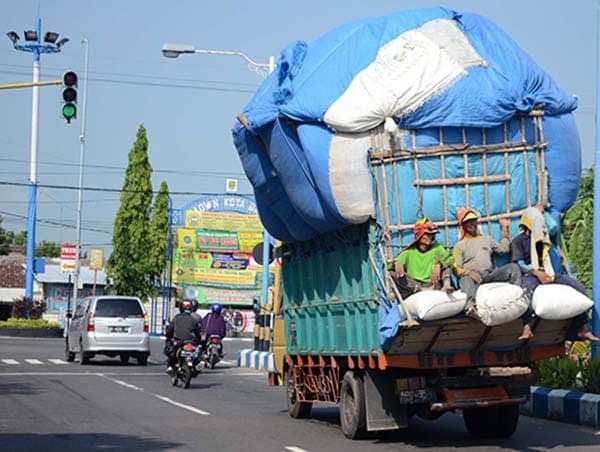 tak_lagi_gunakan_jembatan_timbang_dishub_simalungun_gunakan_portal