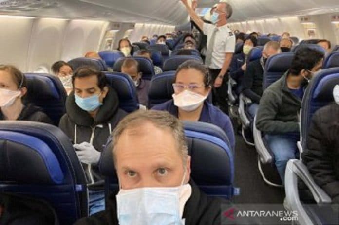 tak_mau_pakai_masker_mantan_aktor_diusir_dari_pesawat