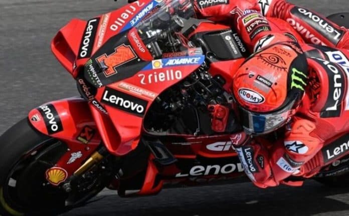 tak_menang_sprint_race_motogp_thailand_bagnaia_kesal_ladeni_duel_marquez