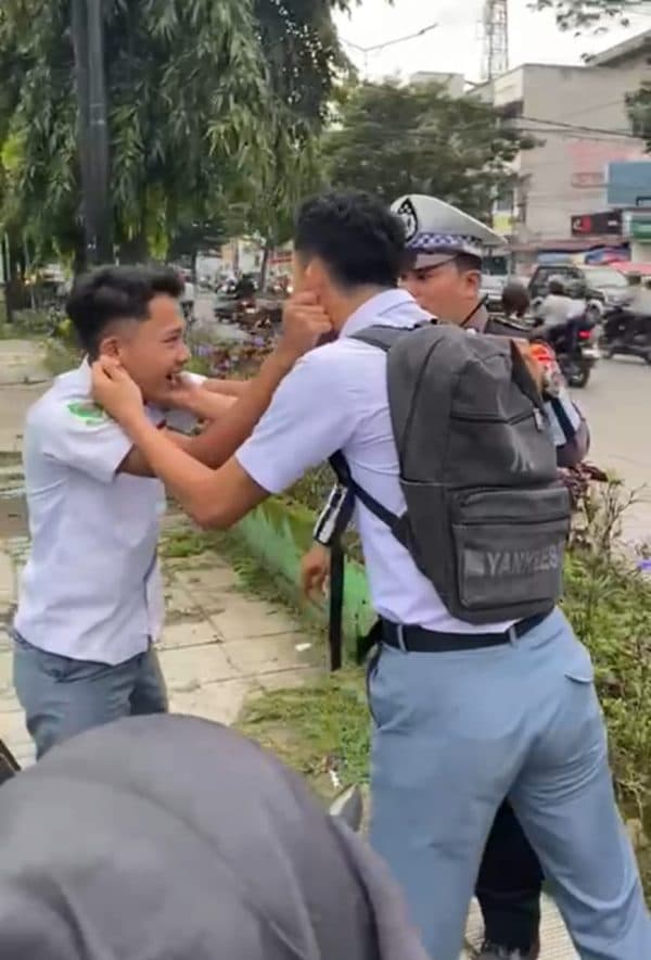 tak_pakai_helm_empat_pelajar_ditindak_saling_jewer