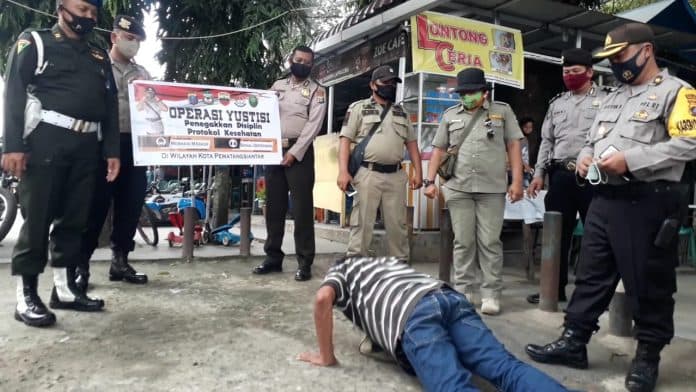tak_pakai_masker_di_siantar_disuruh_push_up_seminggu_lagi_bakal_didenda