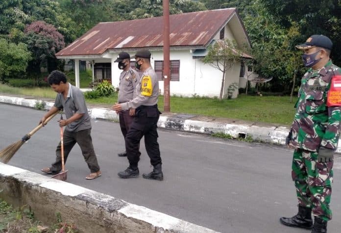tak_pakai_masker_dua_warga_simanindo_dihukum_menyapu_jalan