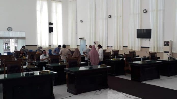 tak_quorum_rapat_paripurna_terkait_lhp_bpk_ri_di_dprd_siantar_tertunda