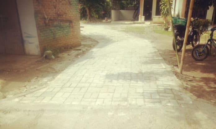 tak_sesuai_proyek_paving_blok_desa_sialang_bangun_purba_disorot_warga