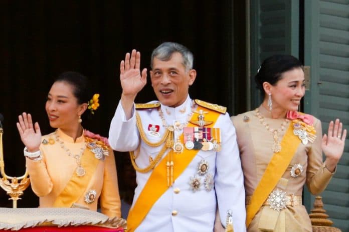 tak_setia_raja_thailand_copot_gelar_selirnya