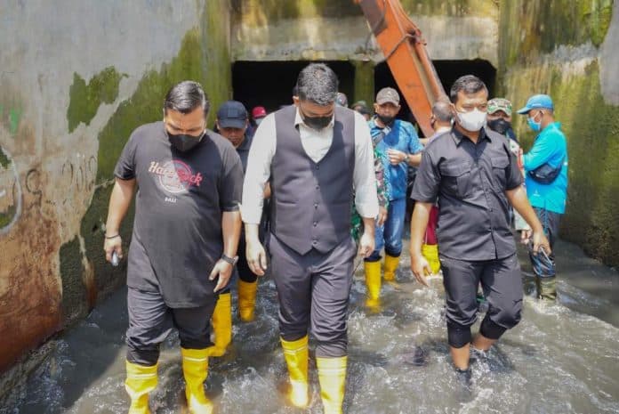 tak_sungkan_masuk_terowongan_parit_bobby_nasution_telusuri_penyebab_banjir