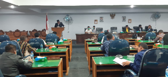 tak_terima_dianggap_kaleng_kaleng_anggota_dprd_dairi_wo_saat_paripurna