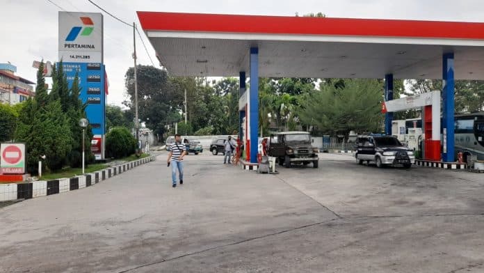 tak_terpengaruh_kabar_harga_bbm_naik_antrian_kendaraan_di_siantar_masih_normal