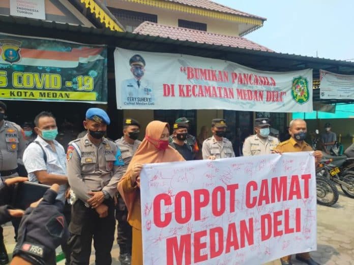 tak_transparan_dalam_pemilihan_kepling_warga_demo_ke_kantor_camat_medan_deli