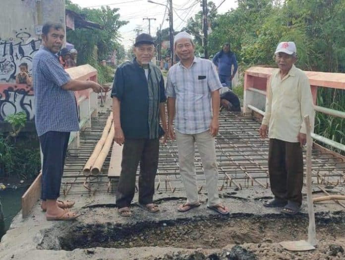 takut_ambruk_warga_marelan_perbaiki_jembatan_dengan_swadaya