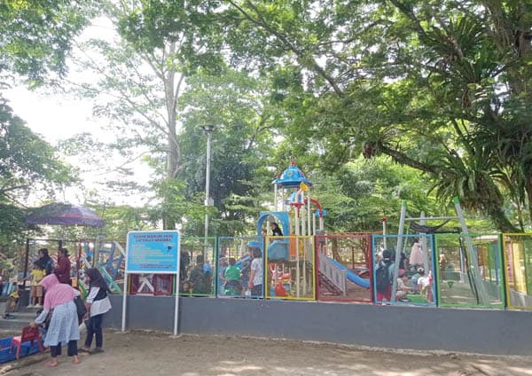 taman_bermain_anak_lapangan_merdeka_siantar_mulai_ramai_dikunjungi_warga