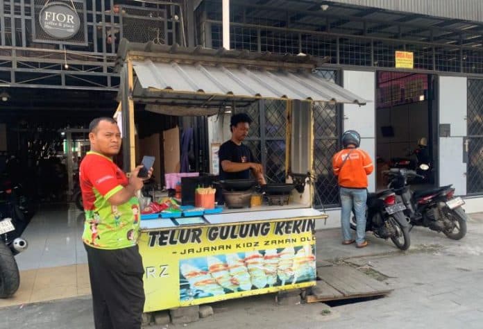 tamat_sma_rahmat_buka_usaha_telur_gulung_untuk_cukupi_kebutuhan_keluarga