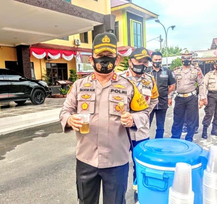 tambah_stamina_dan_imun_tubuh_kapolres_batu_bara_bagikan_ramuan_herbal