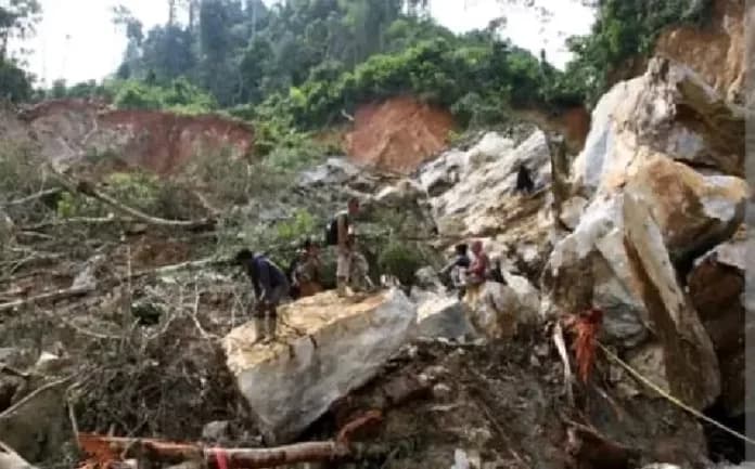 tambang_emas_longsor_di_padang_menewaskan_15_orang