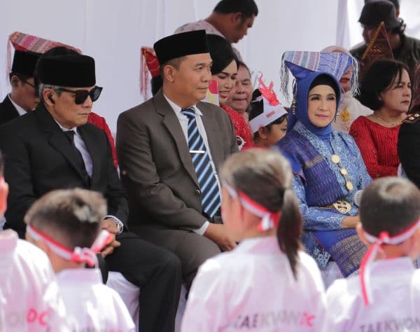 tampak_mesra_ronald_tampubolon_dan_susanti_isyaratkan_bertarung_bersama_pada_pilkada_siantar