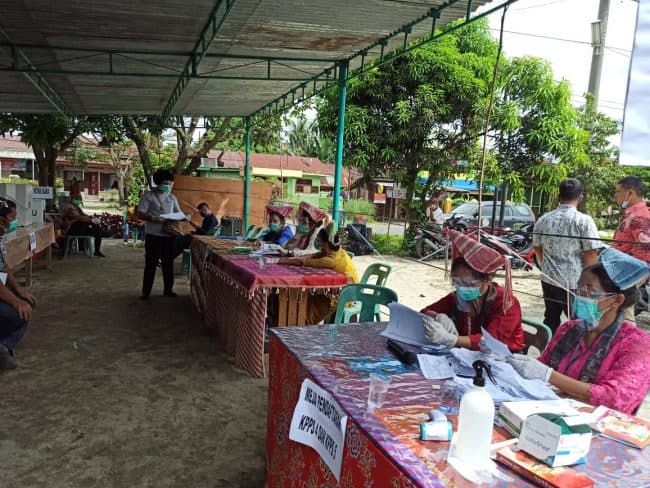 tampil_beda_petugas_kpps_pantoan_maju_pakai_bulang_dan_gotong