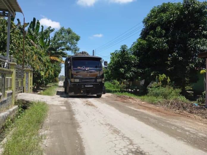 tanah_bantaran_sungai_ular_di_beringin_dijual_rp400_ribu_per_dump_truk