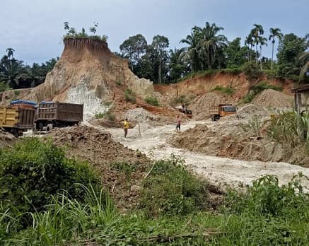 tanah_galian_c_masuk_ke_rumah_warga_camat_lapor_ke_polres_hingga_pangdam