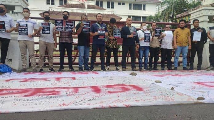 tandatangan_petisi_tak_diacuhkan_fmjm_demo_kantor_wali_kota_medan