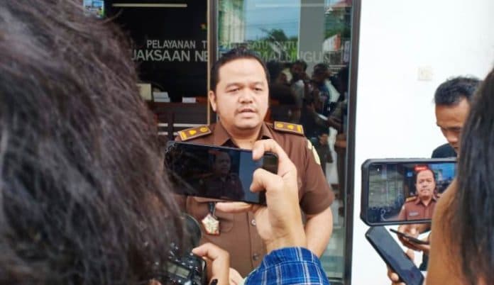 tangan_diborgol_dan_pakai_rompi_tahanan_atek_tersangka_mafia_tanah_dibawa_ke_lapas_siantar