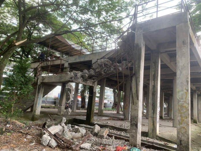 tangga_lapangan_merdeka_medan_dirubuhkan_pedagang_buku_protes