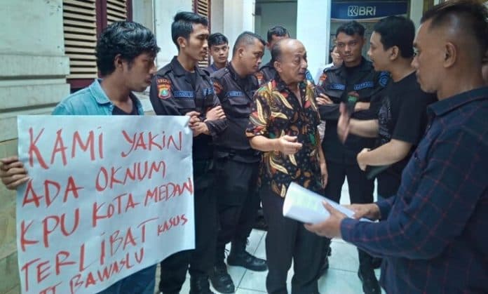 tanggapi_aksi_aripsu_sumut_pn_medan_kita_terima_aspirasinya