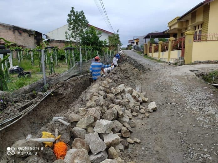tanggapi_keluhan_warga_dinas_tarukim_perbaiki_drainase_di_jalan_sanggup_ketaren