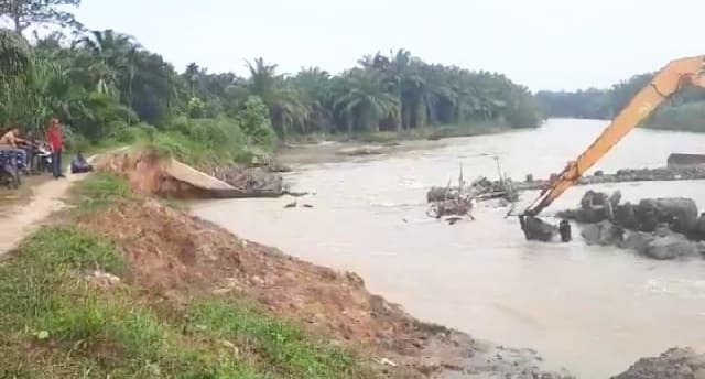 tanggul_sungai_dalu_dalu_nyaris_pecah_warga_6_desa_di_batu_bara_surati_gubsu