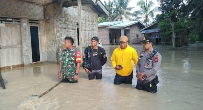 tanggul_sungai_sibarau_jebol_puluhan_rumah_di_sergai_terendam_banjir