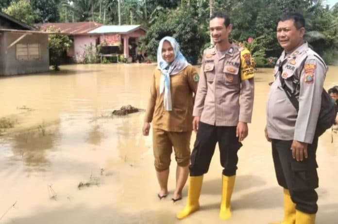 tanggul_sungai_sibarau_pecah_banjir_genangi_30_kk_di_dusun_iii_desa_simalas_sergai