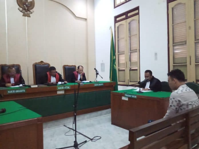 tangis_anggota_bawaslu_medan_nonaktif_pecah_saat_bacakan_pleidoi_saya_menyesal