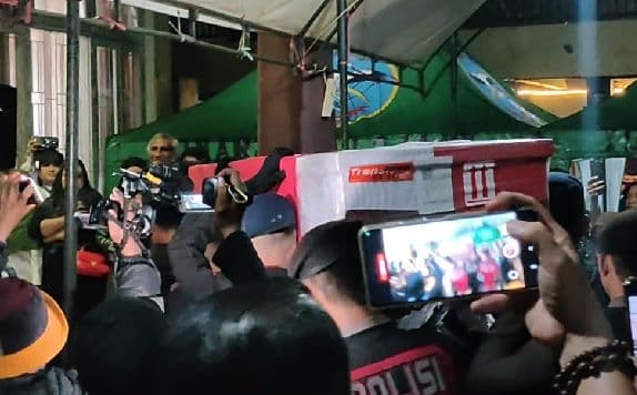 tangis_haru_keluarga_sambut_jenazah_kasat_reskrim_polres_solok_selatan